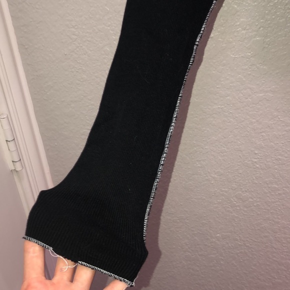 Cute black crop with white outline - Picture 3 of 5